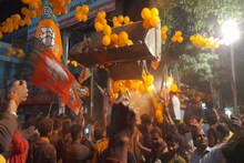 भाजपा के प्रचंड बहुमत पर बीजेपी कार्यकर्ताओं ने मेरठ में बुलडोजर चलाकर मनाया जश्न