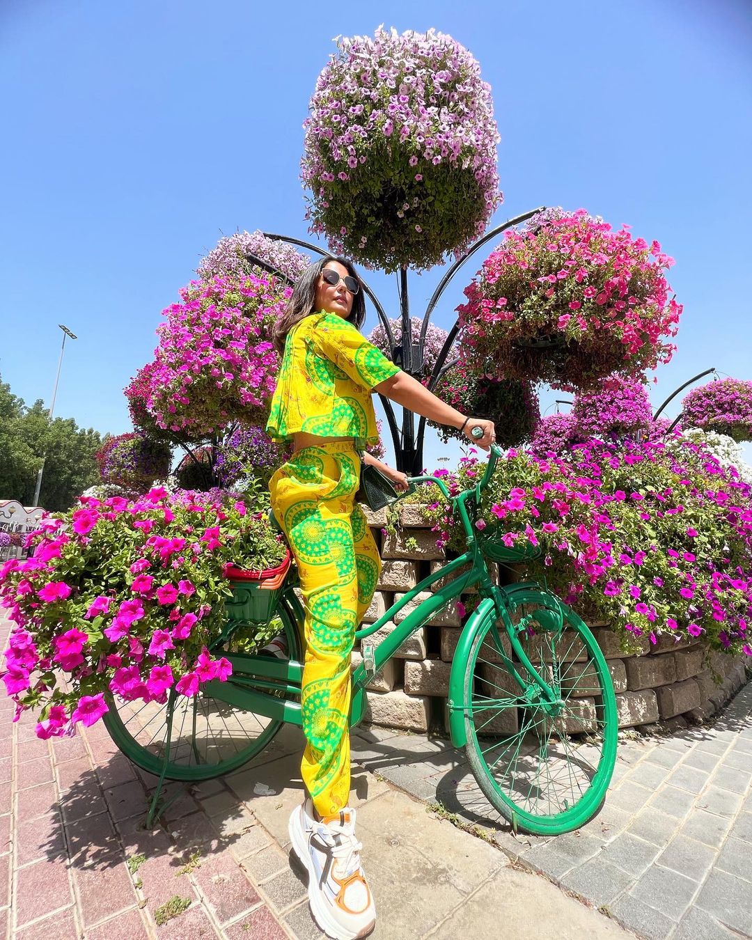 दुबई के खूबसूरत गार्डन में साइकिल पर सवार होकर खिंचवाई गई तस्वीरों को शेयर कर एक्ट्रेस ने यहां आने की वजह बताई है. (फोटो साभार: realhinakhan/Instagram)