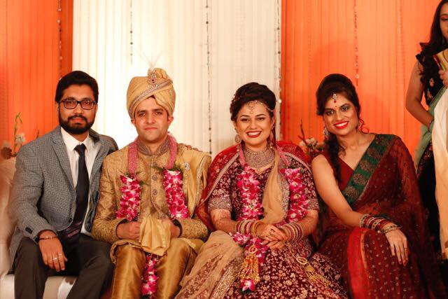  टीना ने अप्रैल 2018 में अतहर से शादी की थी. कश्मीर के अतहर ने यूपीएससी में 2015 में दूसरा स्थान प्राप्त किया था. टीना और अतहर दोनों राजस्थान कैडर के अधिकारी थे. दोनों ने कश्मीर के पहलगाम में पूरे शादी की थी.