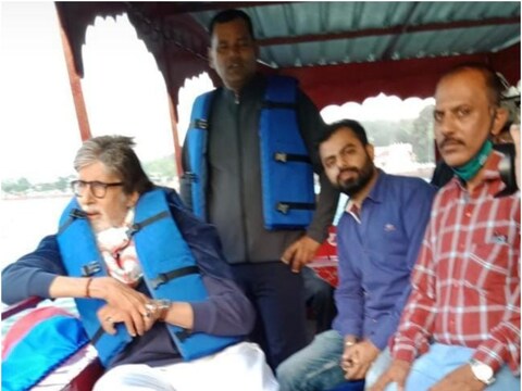 गुडबाय फिल्‍म की शूटिंग के दौरान अमिताभ बच्‍चन ने नाव की सवारी का मजा लिया. 