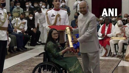  पद्म भूषण पाने वालों में गुलाम नबी आजाद, पंजाबी लोक गायिका गुरमीत बावा (मरणोपरांत), टाटा संस के अध्यक्ष एन. चंद्रशेखरन, पूर्व नियंत्रक एवं महालेखा परीक्षक राजीव महर्षि, कोविड रोधी टीके 'कोविशील्ड' निर्माता कंपनी सीरम इंस्‍टीट्यूट ऑफ इंडिया के प्रमुख साइरस पूनावाला और अन्य लोग शामिल हैं.