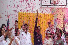 बॉलीवुड के कलाकारों ने जमकर मनाई होली, बिखेरे फूल, उड़ाया गुलाल