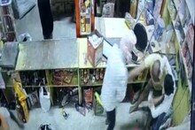 OMG: किराना शॉप में घुसे 5 बदमाशों से भिड़ा दुकानदार, CCTV में दर्ज 13 लाख की लूट की वारदात