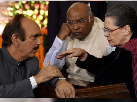 कांग्रेस नेता गुलाम नबीं आजाद ने सोनिया गांधी के मुलाकात की.(फाइल फोटो)
