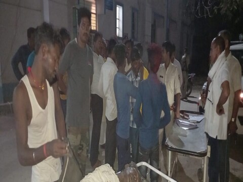 मृतक किसान के बेटे ने आरोप लगाया है कि पड़ोस के गांव के छह लोगों ने उसके पिता की लाठी-डंडे से पीट-पीट कर हत्या की है