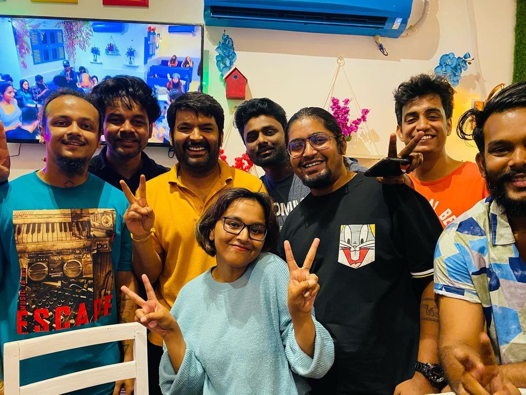 कपिल शर्मा ने इसके बाद दो तस्वीरें और एक वीडियो शेयर किया. इसमें वह भुवनेश्वर के यंगस्टर्स के साथ दिखाई दे रहे हैं. (फोटो साभारः Instagram @kapilsharma)