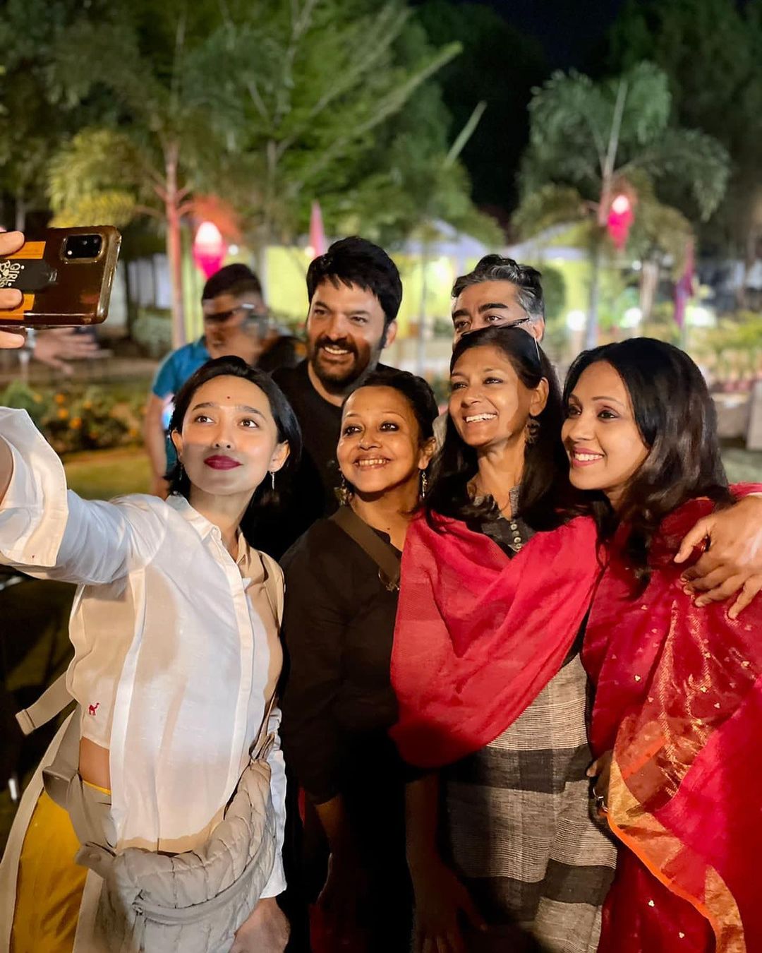 कपिल शर्मा इससे पहले कलिंगा इंस्टिट्यूट ऑफ इंडस्ट्रियल टेक्नोलॉजी (KIIT) पहुंचे थे. इस दौरान उनके साथ नंदिता दास और सयानी गुप्ता भी मौजूद थीं. (फोटो साभारः Instagram @kapilsharma)