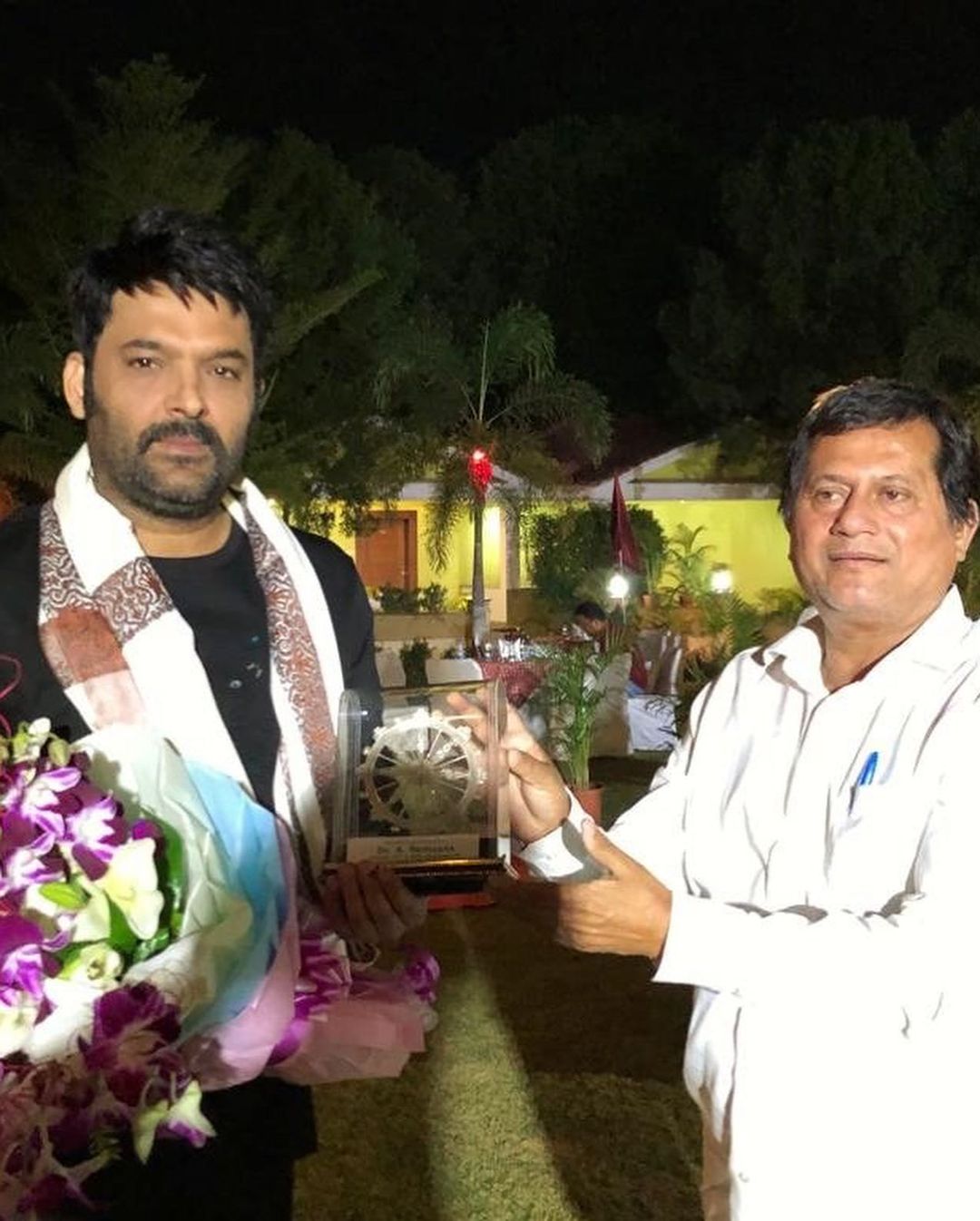 कपिल शर्मा ने लिखा, "भुवनेश्वर के इन प्रतिभाशाली युवाओं के साथ एक वंडरफुल और रैंडम म्यूजिकल सेशन हुआ." (फोटो साभारः Instagram @kapilsharma)