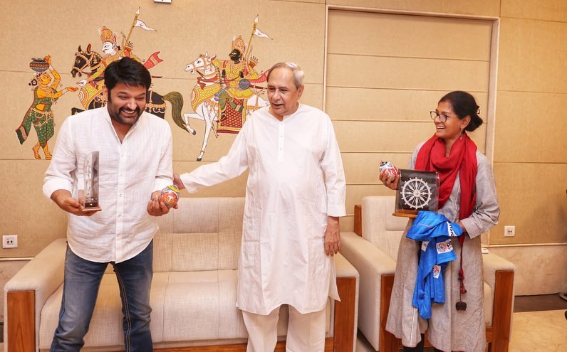 कपिल शर्मा ने इससे पहले ओडिशा के मुख्यमंत्री नवीन पटनायक से मिलने पहुंचे थे और उनसे मुलाकात की तस्वीरें शेयर की थीं. (फोटो साभारः Instagram @kapilsharma)