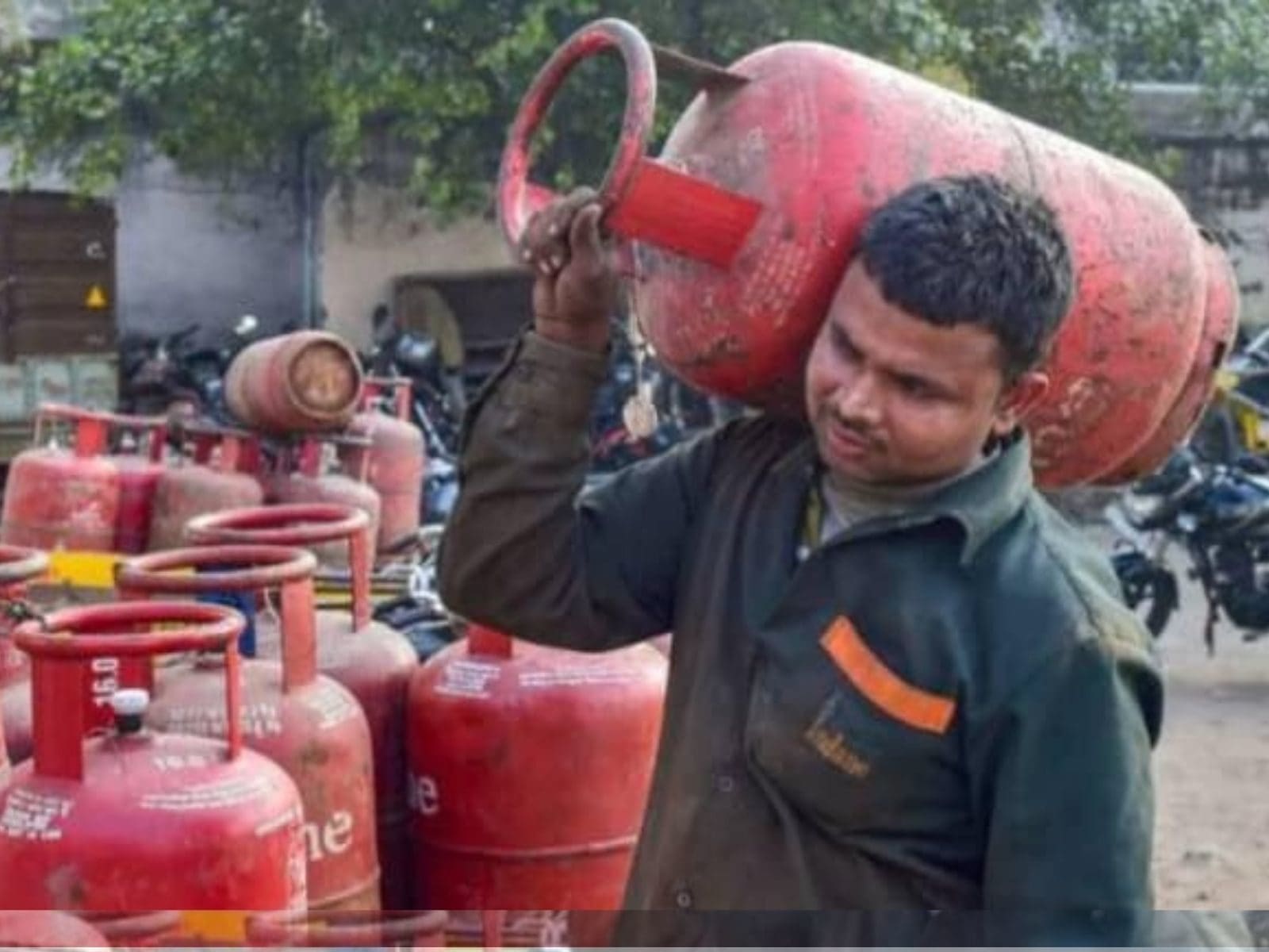 इन शहरों में ₹1000 से भी महंगा हुआ रसोई गैस सिलेंडर, कहीं इसमें आपके शहर का नाम तो नहीं - lpg cylinder gets costiler more than rs 1000 in these cities kin