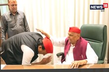 UP Election Result: मुलायम सिंह यादव अचानक पहुंचे सपा ऑफिस, अखिलेश ने पैर छुए, नेताजी ने कही ये बात