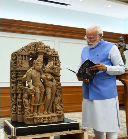  प्रधानमंत्री कार्यालय ने कहा कि ऐतिहासिक कदम उठाते हुए ऑस्ट्रेलिया ने 29 पुरावशेषों को भारत को वापस किया है. (Photo: PIB India)