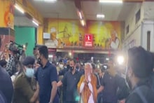 UP Election: बीती रात वाराणसी कैंट रेलवे स्टेशन पहुंचे पीएम मोदी, दुकानदारों से लिया हालचाल