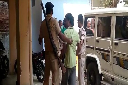 पटना पुलिस ने अपार्टमेंट के फ्लैट में शराब पार्टी कर रहे 10 लोगों को गिरफ्तार किया है. पकड़े गए लोगों में बिजनेसमैन से लेकर कोचिंग संचालक तक शामिल हैं