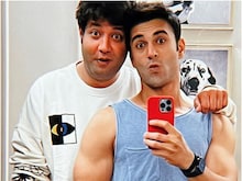 पुलकित ने ली 'फुकरे 3' के को-एक्टर वरुण शर्मा संग सेल्फी, कृति ने जताया प्यार
