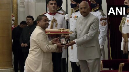  पुरस्कार पाने वालों की सूची में 34 महिलाएं हैं. इसके अलावा 13 लोगों को पद्म पुरस्कार मरणोपरांत प्रदान किये जा रहे हैं. (तस्वीर में गीताप्रेस के अध्यक्ष राधेश्याम खेमका के पुत्र उनकी ओर से पद्म विभूषण सम्मान लेते हुए)