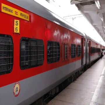 दो जोड़ी ट्रेनों (Trains) में यात्र‍ियों की सुविधा के ल‍िए व‍िभ‍िन्‍न श्रेणी के अस्‍थाई कोच की बढ़ोत्‍तरी की जा रही है. (File Photo)