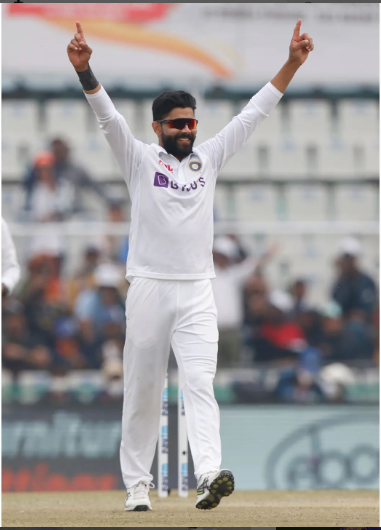  भारतीय क्रिकेट टीम के अनुभवी ऑलराउंडर रवींद्र जडेजा श्रीलंका के खिलाफ मोहाली टेस्ट में शानदार प्रदर्शन के बाद आईसीसी टेस्ट ऑलराउंडर्स की रैंकिंग में टॉप पर पहुंच गए हैं. (Photo-Indiancricketteam/instagram)