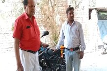 यूपी चुनाव में शर्त हारा सपा समर्थक अब बेहद खुश, अखिलेश यादव के दिए पैसों से खरीद ली बाइक