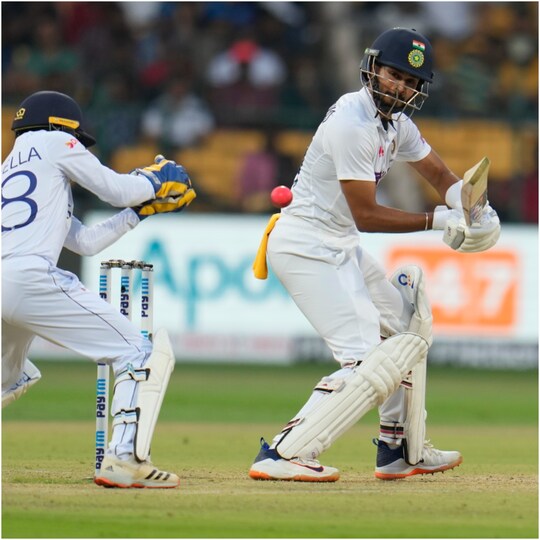 India vs Sri Lanka: श्रेयस अय्यर ने श्रीलंका के खिलाफ दूसरे टेस्ट की पहली पारी में सबसे अधिक 92 रन बनाए. (AP)