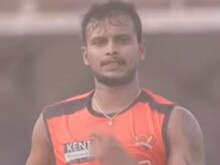 VIDEO: चोट के चलते IPL 2021 से हुआ बाहर... अब स्टंप को तोड़कर मचाई खलबली