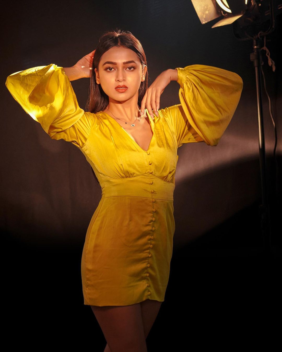 actress yellow dress