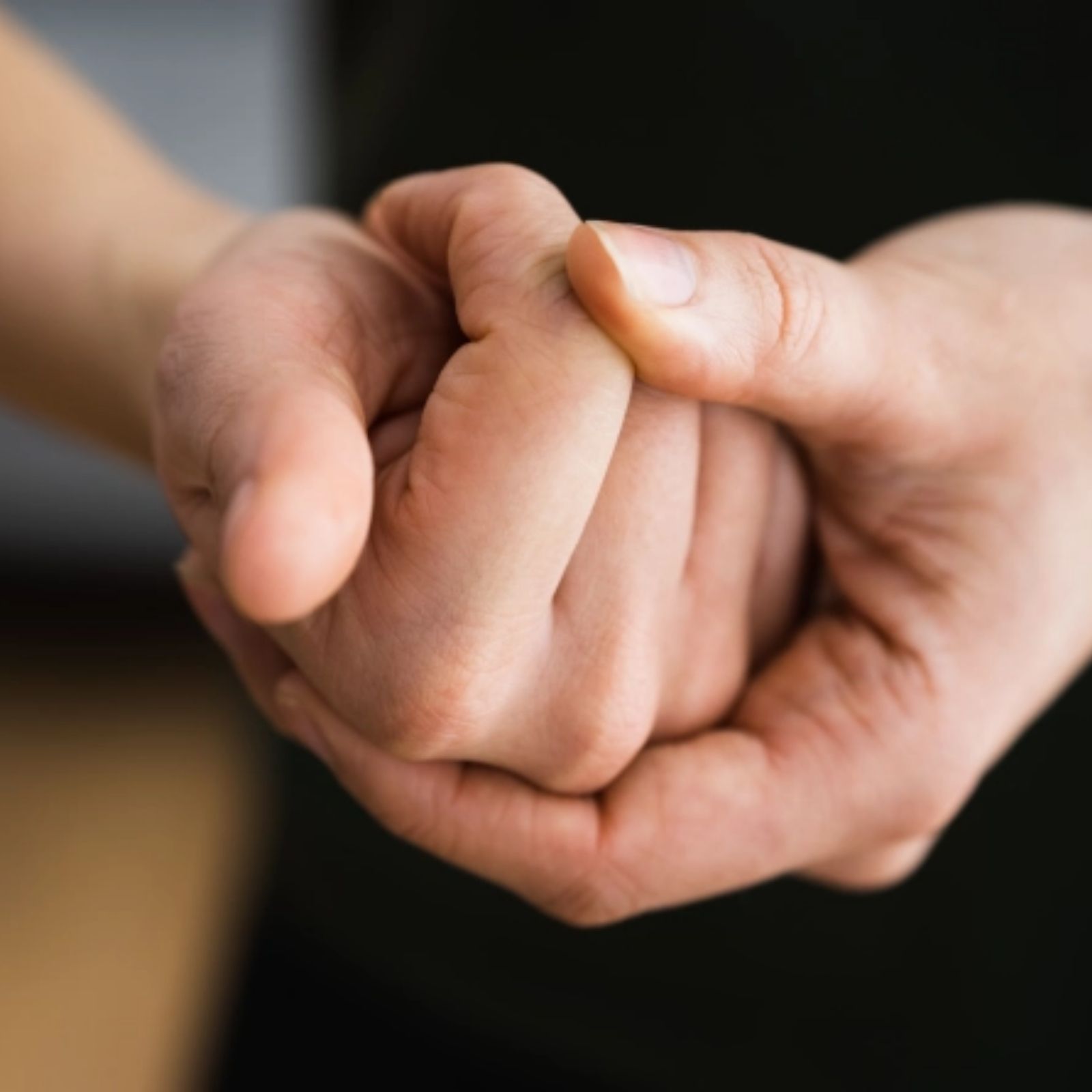 क्या आप भी पुटपुट फोड़ते हैं उंगलियां? तुरंत छोड़ दें ये गंदी आदत