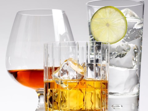 रिसर्चर्स के अनुसार, अधिक शराब पीने वालों के दिमाग के स्ट्रक्चर और साइज में भी बदलाव होता. (प्रतीकात्मक फोटो-canva.com)