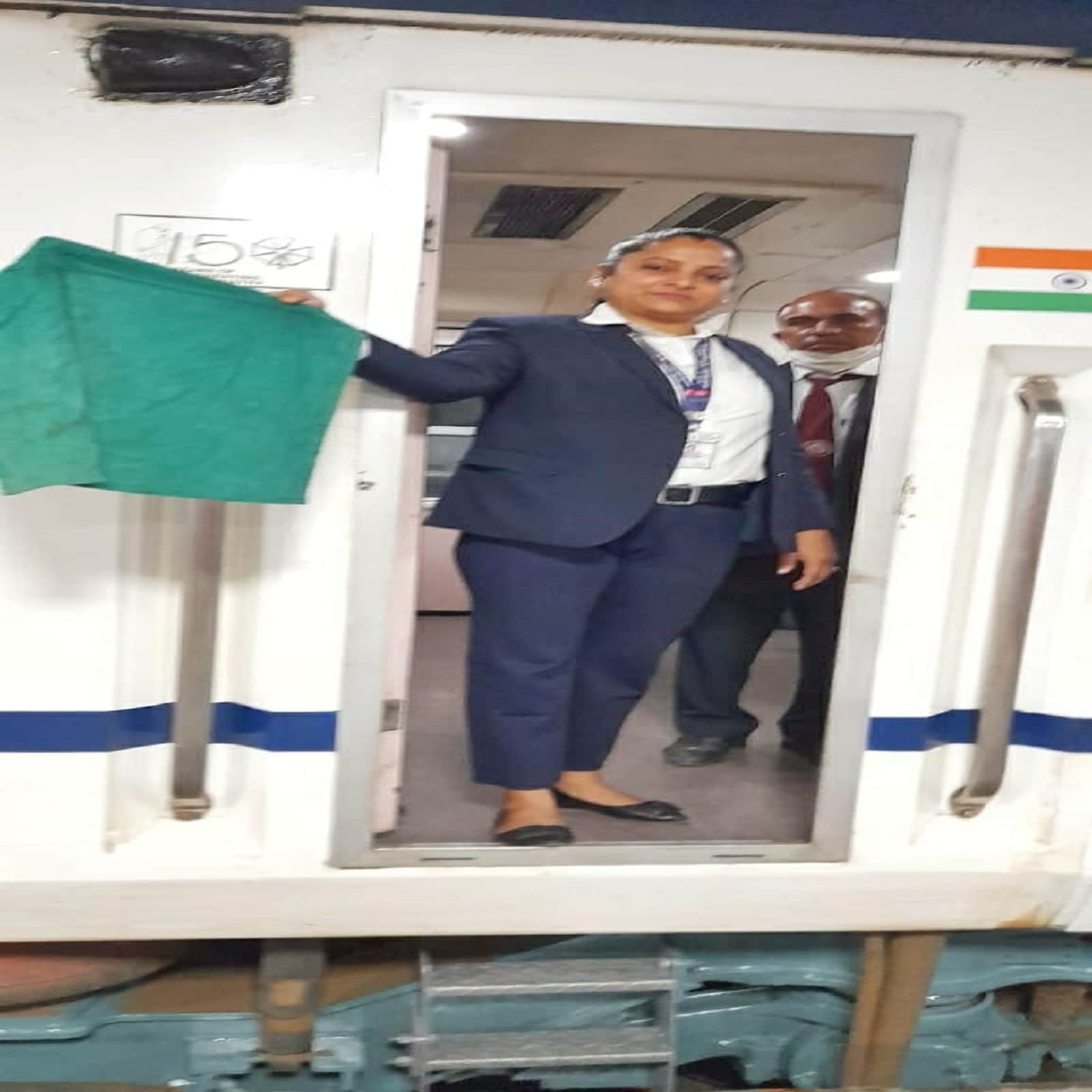 Today, a female employee was deployed as a guard in the train. Indian Railways, Northern Railway, Vande Bharat Express, Delhi-Varanasi, New Delhi Railway Station, IRCTC, Railway News, Indian Railways, Northern Railway, Vande Bharat Express, Delhi-Varanasi, New Delhi Railway Station, IRCTC, Railway News