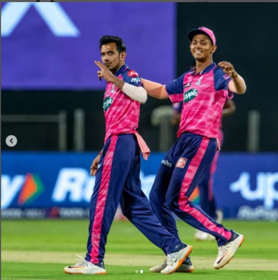  मौजूदा सीजन में राजस्थान रॉयल्स से खेल रहे चहल ने रविवार को एक मुकाबले में लखनऊ सुपर जायंट्स के खिलाफ शानदार प्रदर्शन किया. उन्होंने 41 रन देकर 4 विकेट झटके और प्लेयर ऑफ द मैच भी बने. इस कारण राजस्थान की टीम मुकाबला 3 रन से जीतने में सफल रही. (PIC-RR/Twitter)