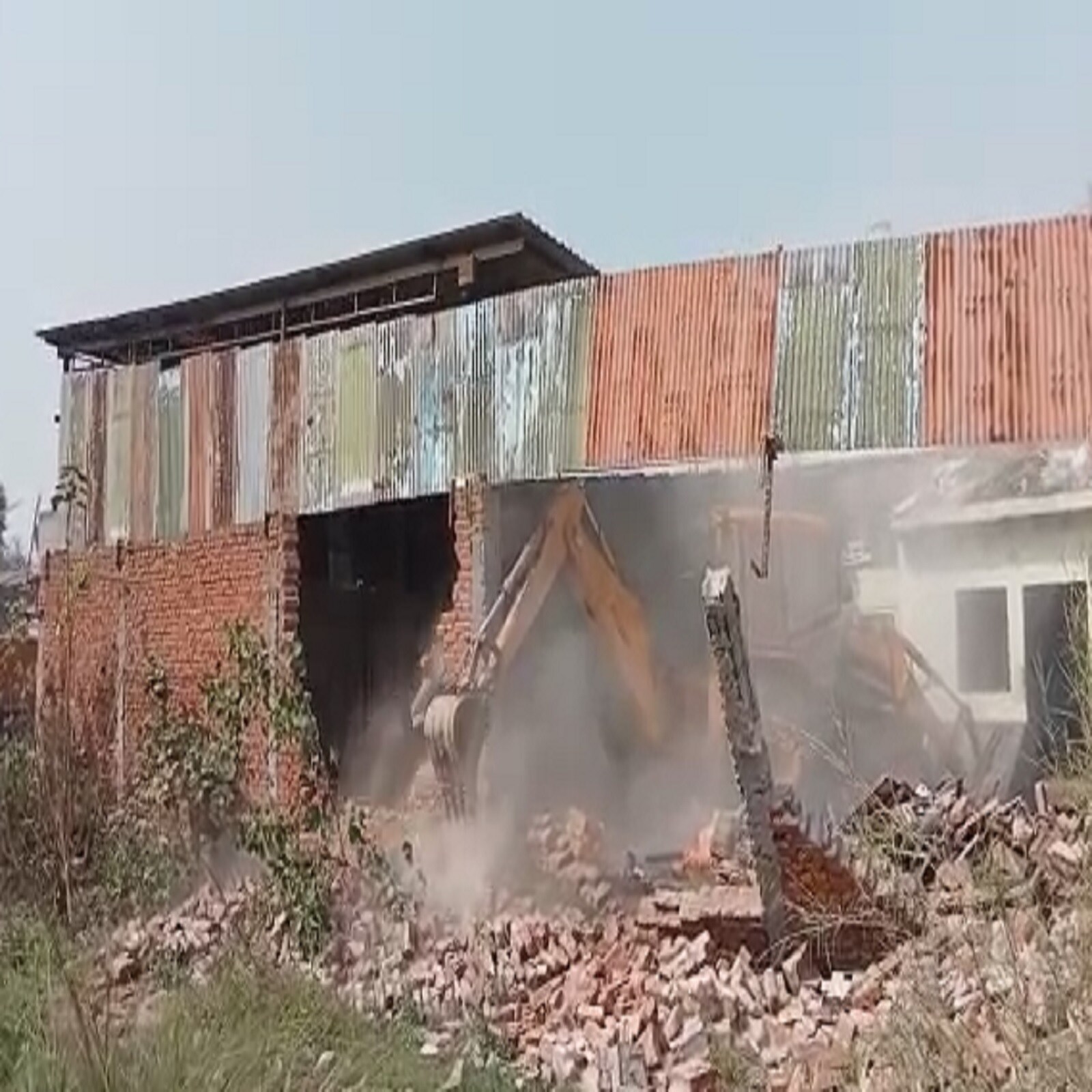 मेरठ: मरम्मत के बाद काम पर लौटा बुलडोजर, माफियाओ की आई शामत, चला अवैध संपत्तियों पर बुलडोजर; मुख्य मंत्री योगी ने किया था वादा UP News