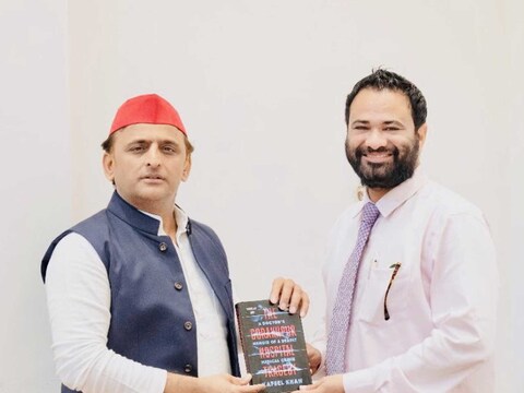 सपा प्रत्याशी कफील खान ने आरोप लगाया कि भाजपा के पक्ष में जिला प्रशासन खड़ा था.