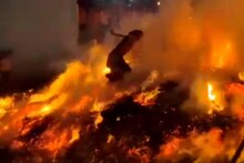 मथुरा में होलिका दहन पर दिखा अद्भुत नज़ारा, धधकती आग में कूद गया पंडा- Video