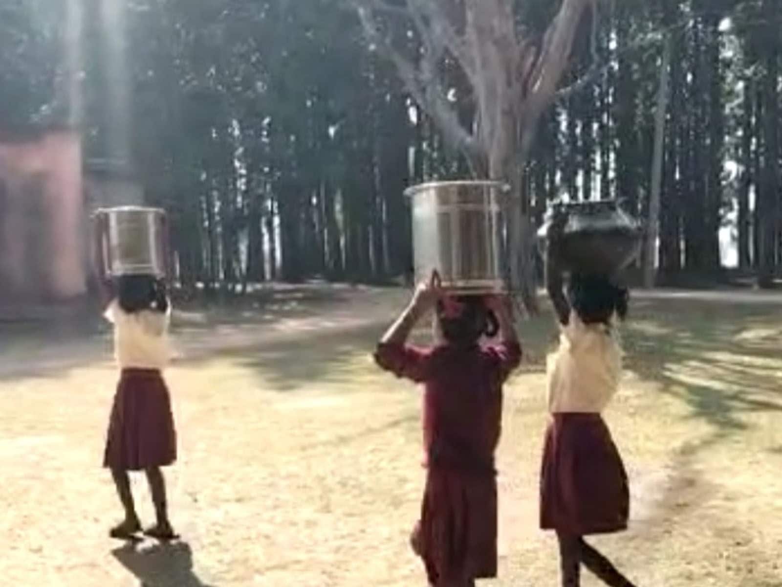 हाय रे स्कूल! पढ़ाई के बदले बच्चों से मिल डे मील के लिए ढुलवाता है पानी -  instead of studying children get water for mid day meal in school jhnj –  News18 हिंदी
