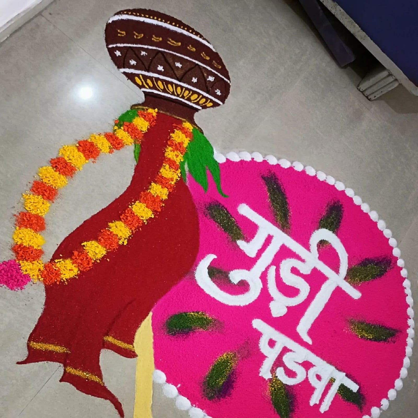  हिंदू पंचांग के अनुसार चैत्र माह के शुक्ल पक्ष की प्रतिपदा को गुड़ी पड़वा (Gudi Padwa) मनाया जाता है. इस दिन से ही चैत्र नवरात्रि (Chaitra Navratri) की शुरुआत होती है. इस खास मौके पर आप इस तरह रंगोली बना सकते हैं. (Image- Instagram/sachin_khyade)