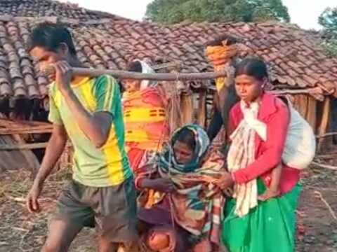 गुमला में छत्तीसगढ़ सीमा से सटे गांवों में झारखंड की चिकित्सा सुविधा का लाभ नहीं मिल पाता है. इन्हें छत्तीसगढ़ से मदद मिलती है. 