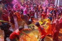 Holi 2022: पीलीभीत में मनाई जाती है अनोखी होली, रंग खेलने के साथ हुरियारे देते हैं मुस्लिमों को गाली