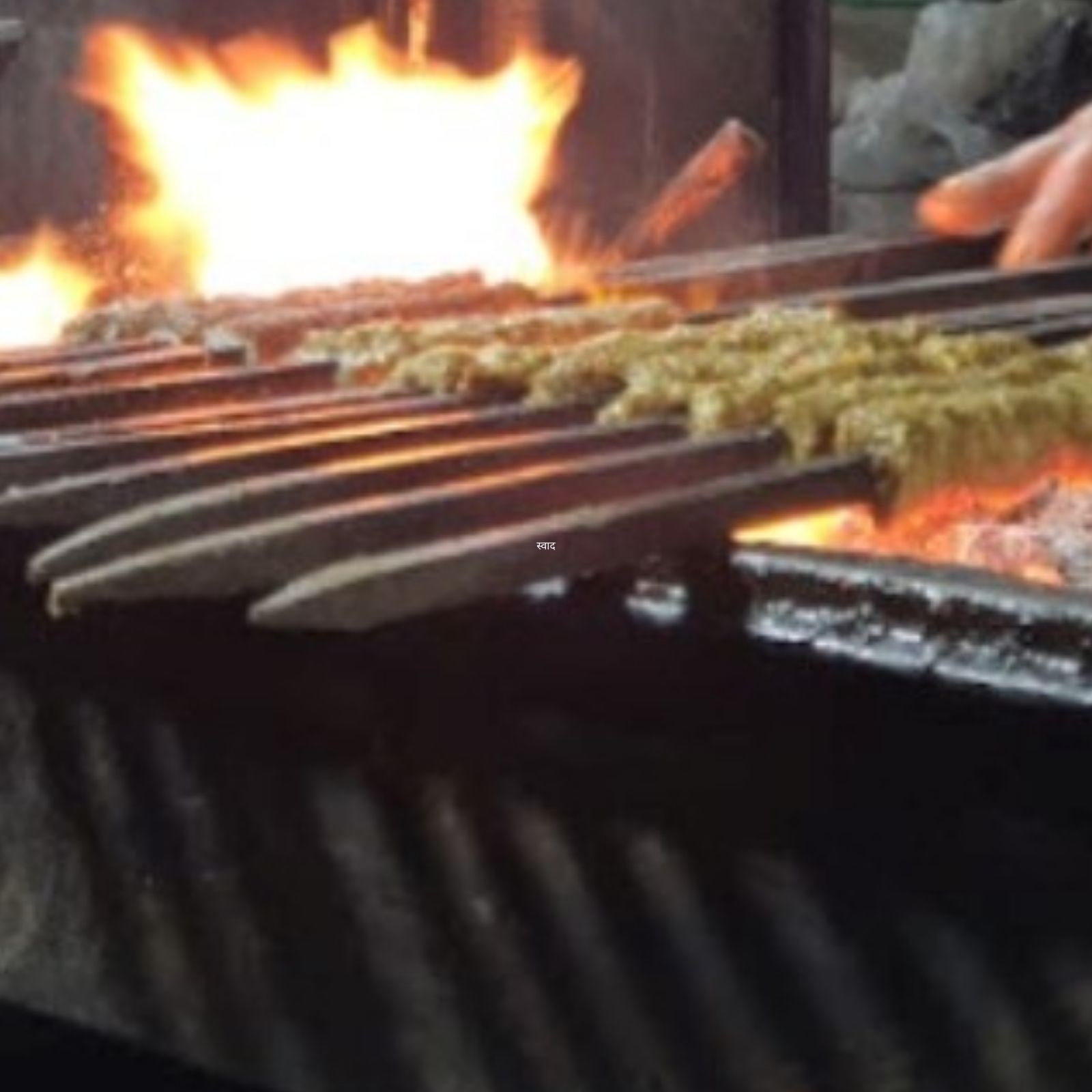 ‘ग़ालिब कबाब कॉर्नर’ (Ghalib Kabab Corner) पर कबाब को बनाने से पहले गोश्त का बारीक कीमा तैयार किया जाता है.