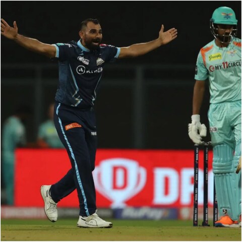 मोहम्मद शमी ने रचा इतिहास, 17 करोड़ वाले खिलाड़ी को पहली गेंद पर किया आउट मोहम्मद शमी ने रचा इतिहास, 17 करोड़ वाले खिलाड़ी को पहली गेंद पर किया आउट