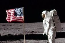चांद पर ली गईं पहली तस्‍वीरों की नीलामी आज, अपोलो मिशन में हुई थीं क्लिक