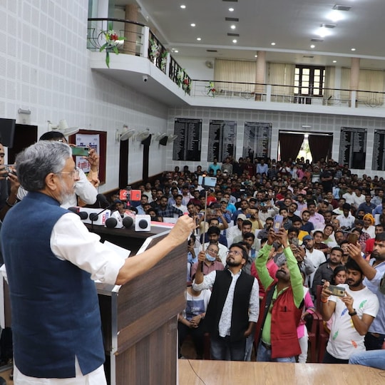 पटना में एक कार्यक्रम के दौरान सुशील मोदी ने रेलवे के अधिकारियों पर कार्रवाई की मांग की. 