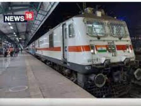 होली पर यात्रियों की भीड़ को देखते हुए रेलवे (Indian railway) होली स्‍पेशल ट्रेनों (Holi special Trains) का परिचालन कर रहा है.