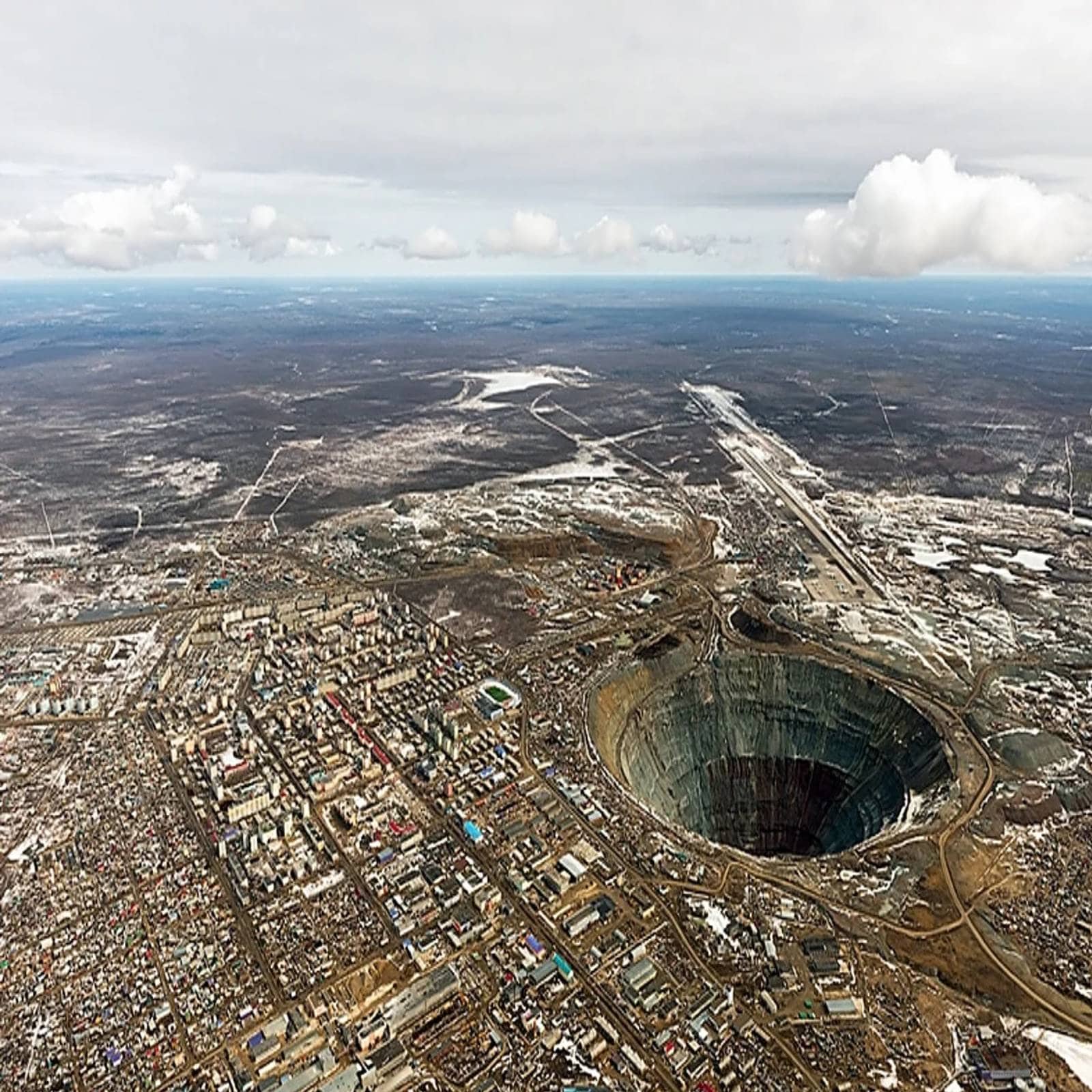 Amazing Places, Mysterious Places, Siberian region, Mysterious Russian diamond mine, diamond mine that can suck aircraft , Ukraine Russia Crisis, Russia News, Mysterious Russian Diamond Mine, World War 2, Russia Mysterious Places, Mystery of Mines