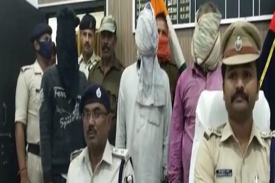 
नकली विदेशी शराब फैक्ट्री का भंडाफोड़, पीपराकोठी के हथियाही गांव के मक्के के खेत में चल रहा था फैक्ट्री