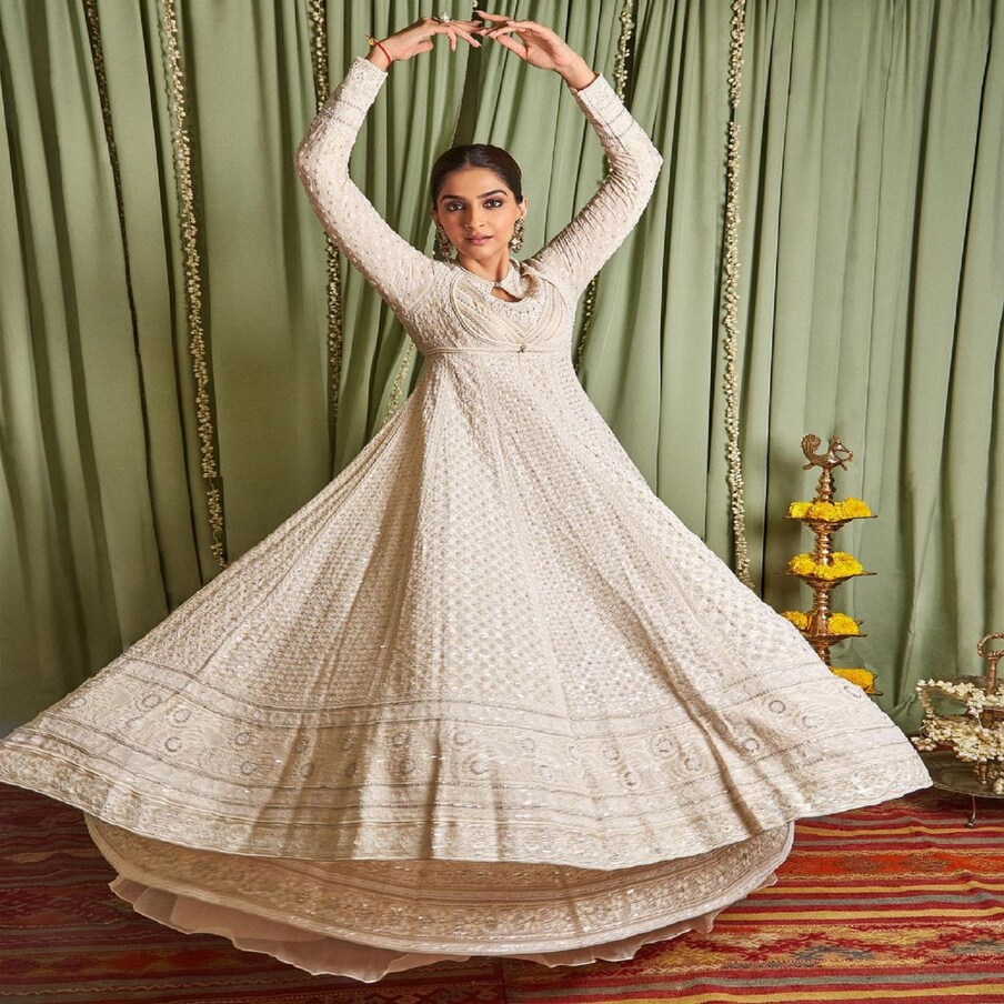  ऑफ व्‍हाइट अनारकली ड्रेस में सोनम कपूर (sonam kapoor) काफी गॉर्जियस दिख रही हैं. समर फेस्टिवल या किसी खास आकेजन के लिए आप भी इस तरह तैयार हो सकती हैं. Image : Instagram/sonamkapoor
