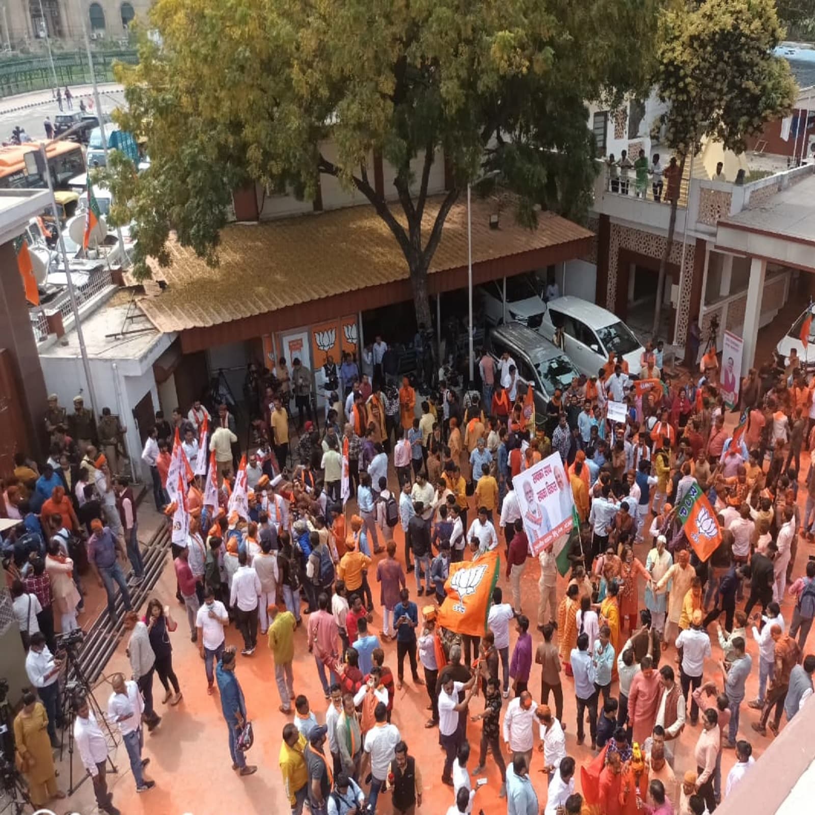  पार्टी कार्यालय के बाहर मौजूद लोग लगातार मोदीजी और योगीजी के नारे लगा रहे हैं. कार्यकर्ता कमल और मोदीजी का झंडा लहराकर अपनी जीत का जश्न मना रह हैं. कार्यालय के बाहर काफी संख्या में लोग जमा हैं और लगातार जीत के अंतर की एक अपडेट पर नजर बनाए हुए हैं. साथ ही हर सीट की जीत के साथ यहां पर भी माहौल में रंग घुल रहा है.