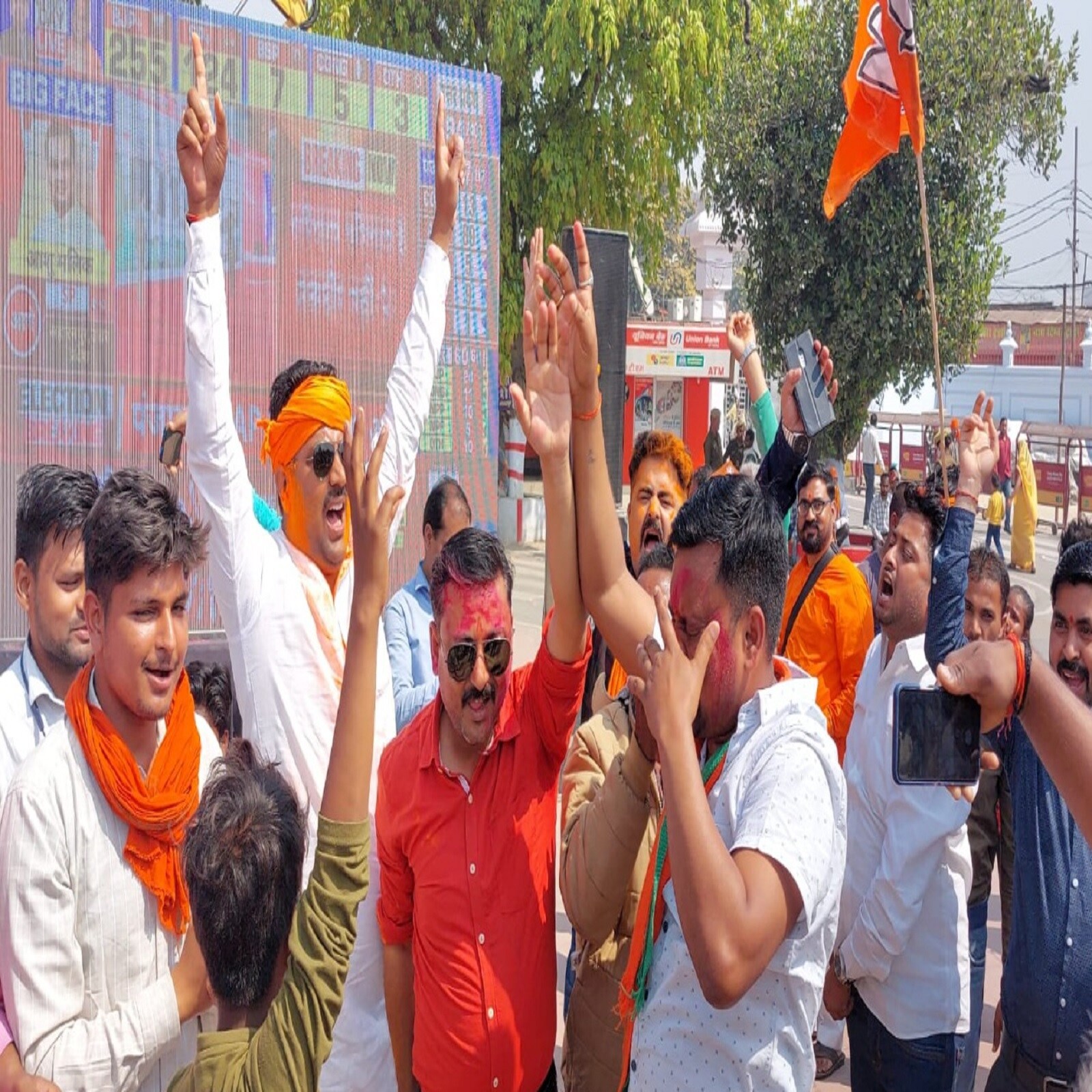  सेलिब्रेशन का दौर हो और नाच गाना ना हो, ऐसा तो हो ही नही सकता. जब से भाजपा को जीत की जानकारी मिली है, तब ही से पार्टी के कार्यकर्ता जोर शोर से जश्न में डूबे हैं. ढोल नगाड़ों के साथ पार्टी के कई कार्यकर्ता नाचते हुए नजर आ रहे हैं.