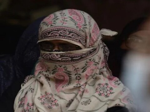बहरीन में भारतीय रेस्टोरेंट ने हिजाब में महिला को प्रवेश से रोका, होटल बंद, मैनेजर हिरासत में (moneycontrol.com)  

