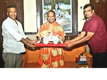Gorakhpur में चांदी का बुलडोजर लेकर CM योगी से मिलने पहुंचा शख्स, जानें फिर...