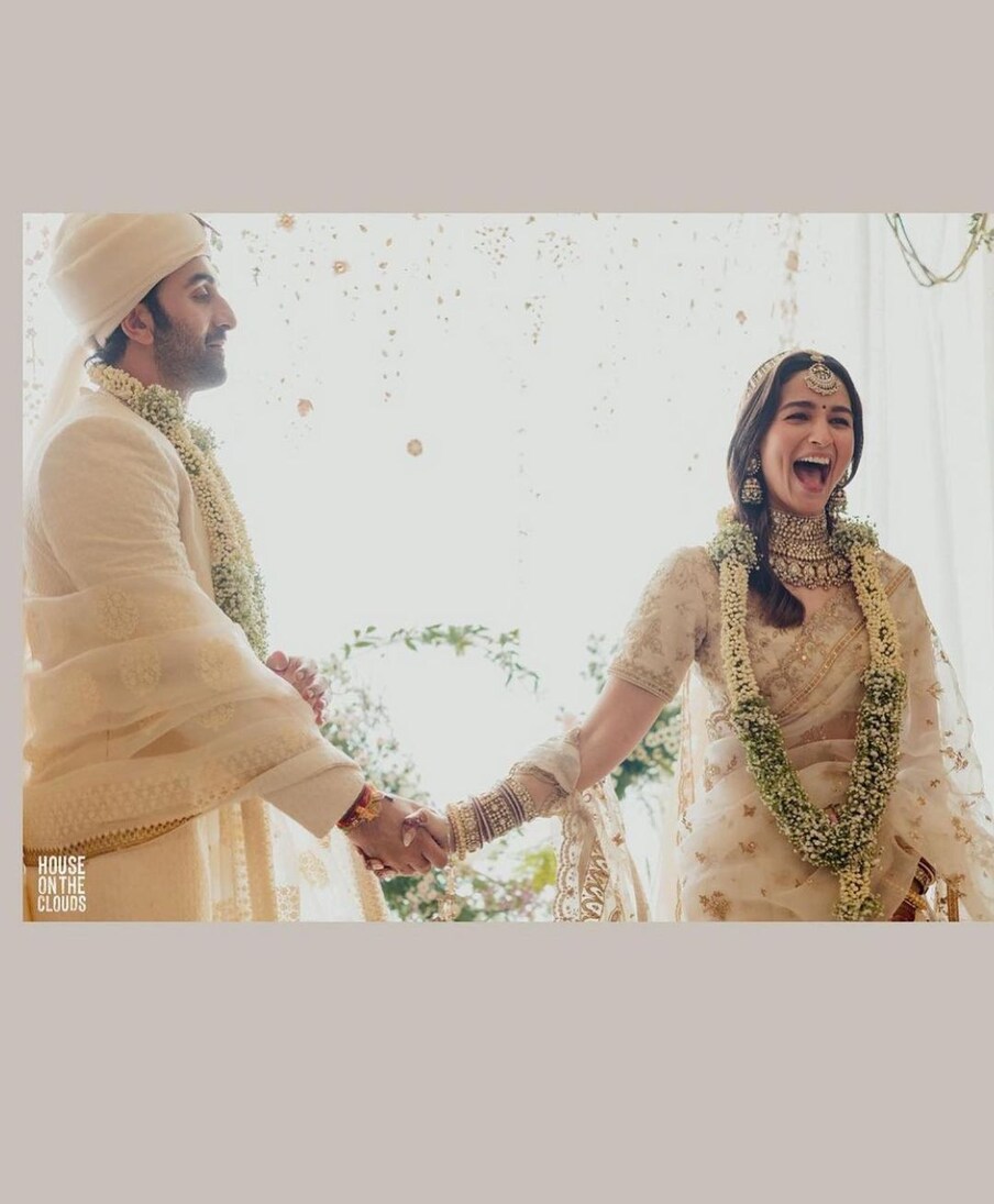  दोनों ने शादी की हर रस्म को जमकर एन्जॉय किया. तस्वीरों से साफ दिख रहा है कि आलिया रणबीर के साथ कितनी खुश हैं. फोटो साभार-@aliaabhattpics/Instagram